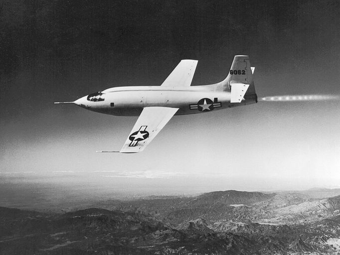 Letoun X-1 s přezdívkou "Glamorous Glennis" na snímku z roku 1947.