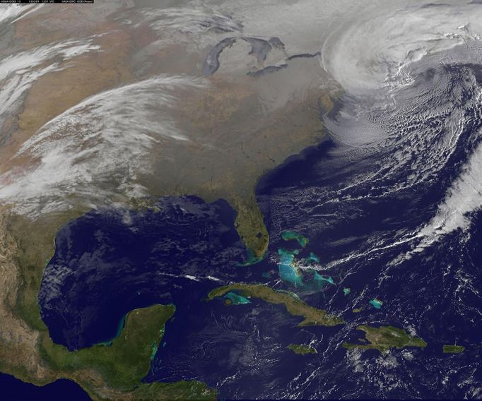 NOAA's GOES-13 satellite image taken on February 9, 2013 at 7:01 a.m. EST (1200 GMT) shows two low pressure systems that came together and formed a giant nor'easter centered right over New England creating blizzards from Massachusetts to New York. The image was created by NASA's GOES Project at NASA Goddard Space Flight Center, Greenbelt, Maryland. REUTERS/NASA/GOES Project/Handout (UNITED STATES - Tags: ENVIRONMENT SCIENCE TECHNOLOGY) ATTENTION EDITORS - THIS IMAGE WAS PROVIDED BY A THIRD PARTY. FOR EDITORIAL USE ONLY. NOT FOR SALE FOR MARKETING OR ADVERTISING CAMPAIGNS. THIS PICTURE IS DISTRIBUTED EXACTLY AS RECEIVED BY REUTERS, AS A SERVICE TO CLIENTS Published: Úno. 9, 2013, 7:08 odp.