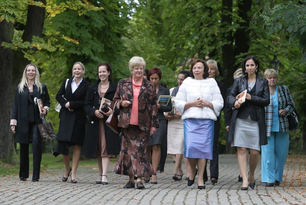 Ústavní činitelky a manželky politiků v Lánech