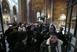 Snad stovka akreditovaných novinářů se tlačí v katedrále.