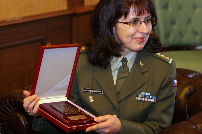 Plukovnice Lenka Mendlíková obdržela pamětní plaketu