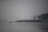 Pobřeží se proměnilo v rybářskou kolonii. Rohingové se snaží uživit rybolovem.