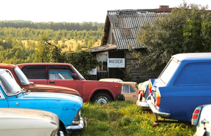 Nedaleko ruské vesnice Chernousovo se pod širým nebem nacházejí desítky starých aut.