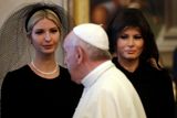 První dáma USA Melania a Trumpova dcera Ivanka v souladu s letitou tradicí přišly na setkání s papežem v černém a s rouškou zakrývající vlasy.