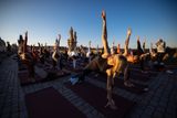 Mezinárodní den jógy na Karlově mostě, 21. června 2022.