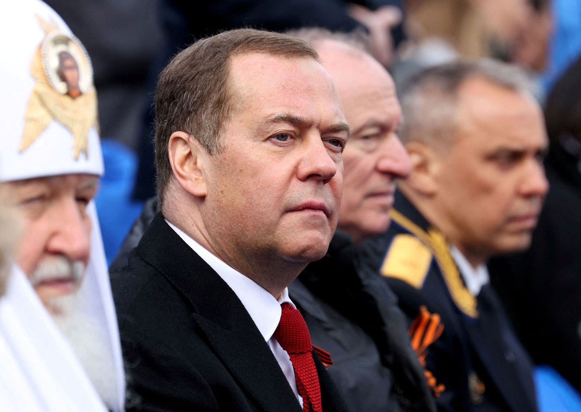 Dmitrij Medveděv vedle patriarchy Ruské pravoslavné církve Kirilla na vojenské přehlídce v Moskvě.