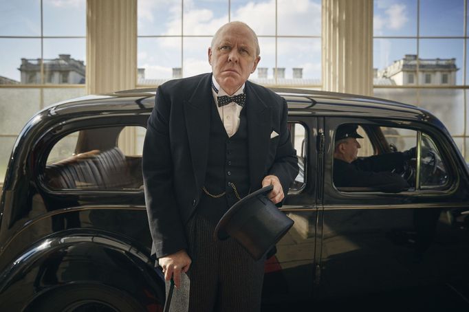 John Lithgow jako Winston Churchill.