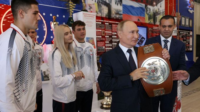 Prezident Vladimir Putin s ruskými sportovci při loňském otevření boxerského centra v Moskvě