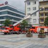 V centru Ostravy se do země propadlo hasičské auto