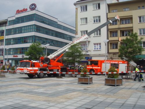 V centru Ostravy se do země propadlo hasičské auto