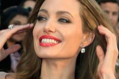Angelina Jolie podporuje pomoc obětem znásilnění