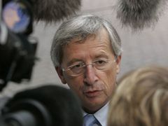 Jean-Claude Juncker obležen mikrofony