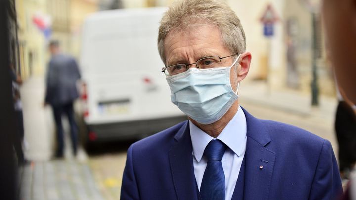 Neslušné, demoralizující a ponižující. Vystrčil se opřel do chování Zemana a Babiše