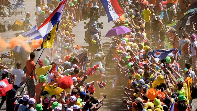 Tour de France láká neopakovatelnou atmosférou, i proto ji alespoň zběžně sledují dvě třetiny Čechů.
