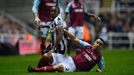 Fotbalista West Hamu Shola Ameobi po srážce s Winstonem Reidem z Newcastlu v utkání anglické Premier League 2012/13.