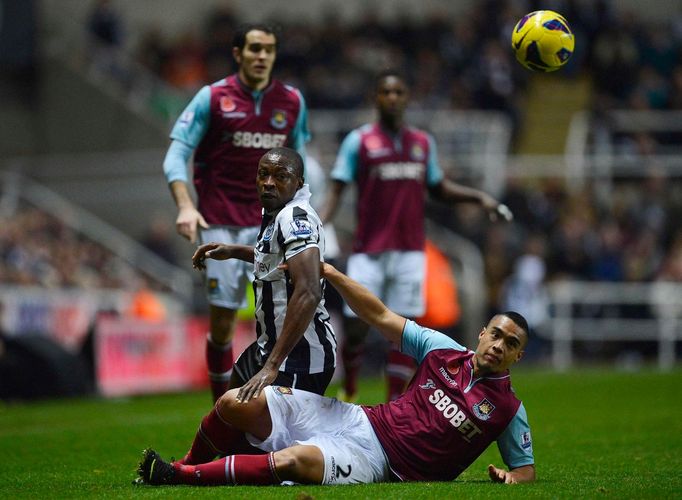 Fotbalista West Hamu Shola Ameobi po srážce s Winstonem Reidem z Newcastlu v utkání anglické Premier League 2012/13.