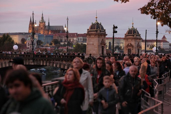 Zatímco kolem 16. hodiny fronta mírně prořídla, k večeru začal zástup lidí opět houstnout. Doplnili jej ti, kteří se vracejí ze zaměstnání.