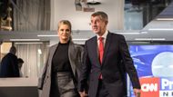 Babiš se u novinářů před debatou nezastavoval a se svou ženou zamířil rovnou do vysílacího studia. Jeho protikandidát Petr Pavel se u médií při příchodu zastavil.
