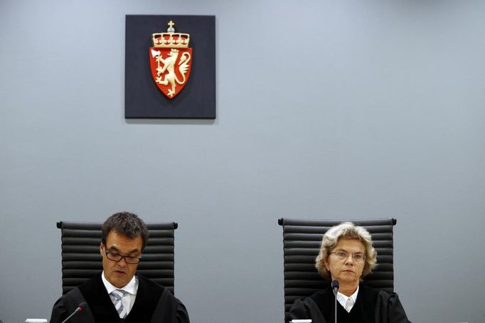 Professional judge Arne Lyng (L) reads the verdict of the trial of Norwegian mass killer Anders Behring Breivik, as professional judge Wenche Arntzen looks on, in Oslo Courthouse August 24, 2012. The Norwegian court found Breivik sane on Friday in the murder of 77 people in a gun and bomb massacre last year, sending him to jail for at least 21 years and dismissing the prosecution's request for an insane verdict. REUTERS/Heiko Junge/NTB Scanpix/Pool (NORWAY - Tags: CRIME LAW) Published: Srp. 24, 2012, 9 dop.