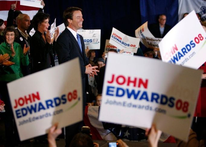 Demokratický kandidát John Edwards zabodoval a porazil Hillary Clintonovou.