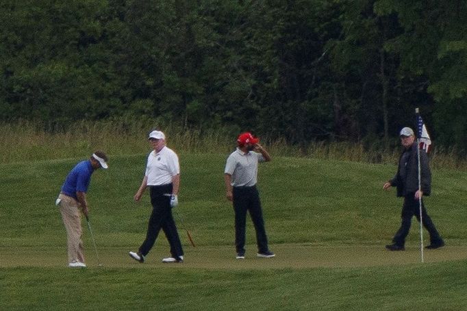 Americký prezident Donald Trump šel uprostřed pandemie koronaviru na golf.