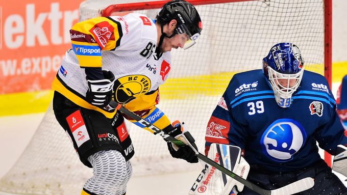 Filip Helt z Litvínova a brankář Plzně Dominik Pavlát v zápase 43. kola hokejové extraligy.