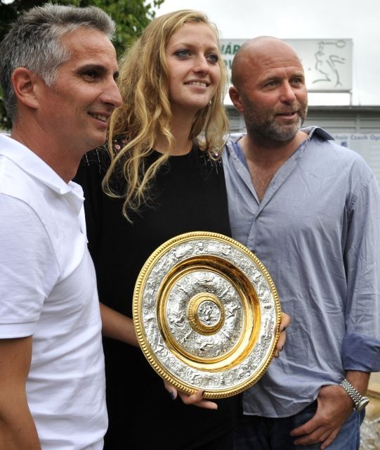 Návrat Kvitové z Wimbledonu (vpravo trenér David Kotyza, vlevo kondiční trenér Jozef Ivanko)