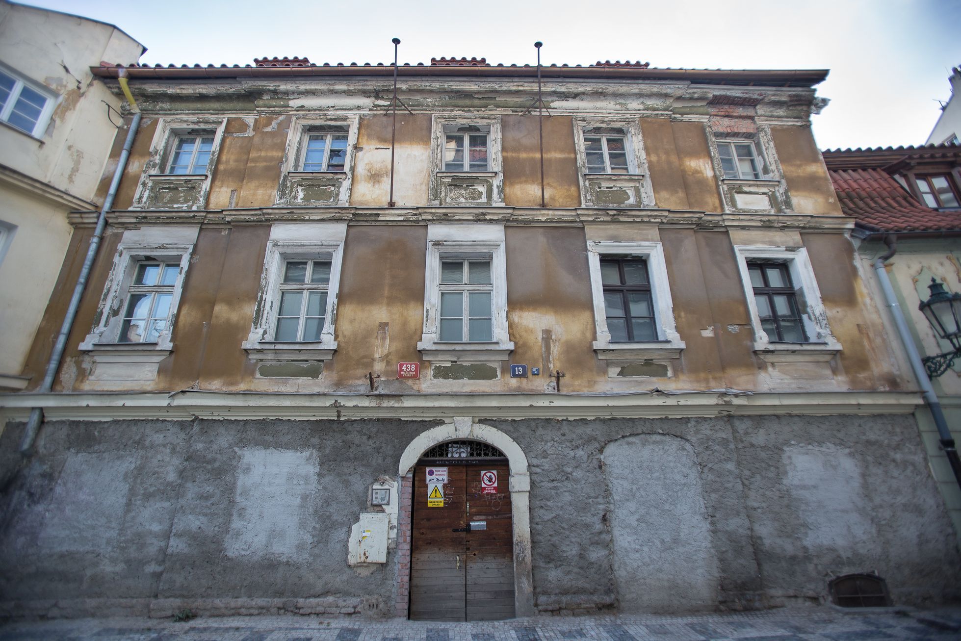 Prázdné domy v okolí Pražského hradu