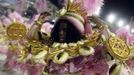 A reveller of Sao Clemente samba school participates on the second night of the annual Carnival parade in Rio de Janeiro's Sambadrome, February 11, 2013. REUTERS/Pilar Olivares (BRAZIL - Tags: SOCIETY) Published: Úno. 12, 2013, 12:52 dop.