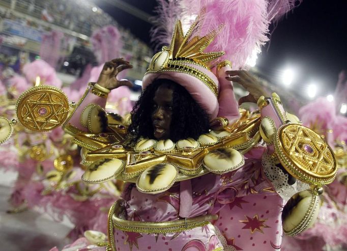 A reveller of Sao Clemente samba school participates on the second night of the annual Carnival parade in Rio de Janeiro's Sambadrome, February 11, 2013. REUTERS/Pilar Olivares (BRAZIL - Tags: SOCIETY) Published: Úno. 12, 2013, 12:52 dop.