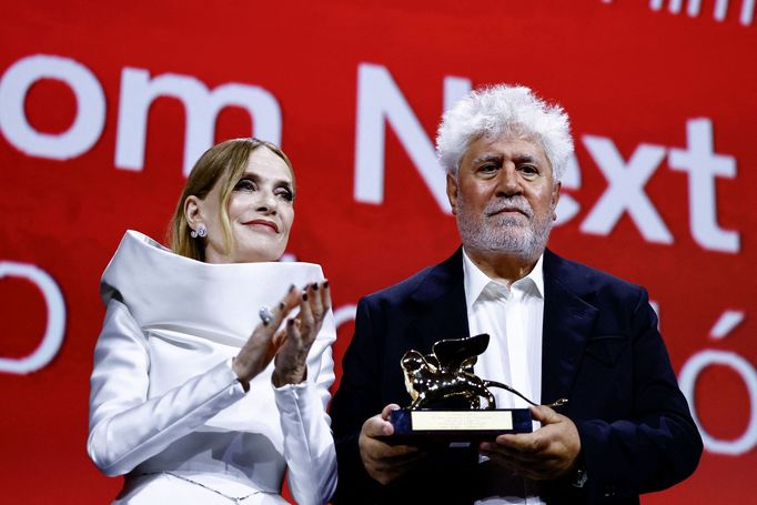 Předsedkyně poroty Isabelle Huppert a režisér Pedro Almodóvar.