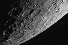 Planeta Merkur chladne a neustále se zmenšuje, tvrdí vědci