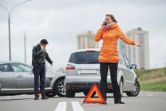 Jak vyřídit vzniklou škodu a platbu DPH na firemním autě?