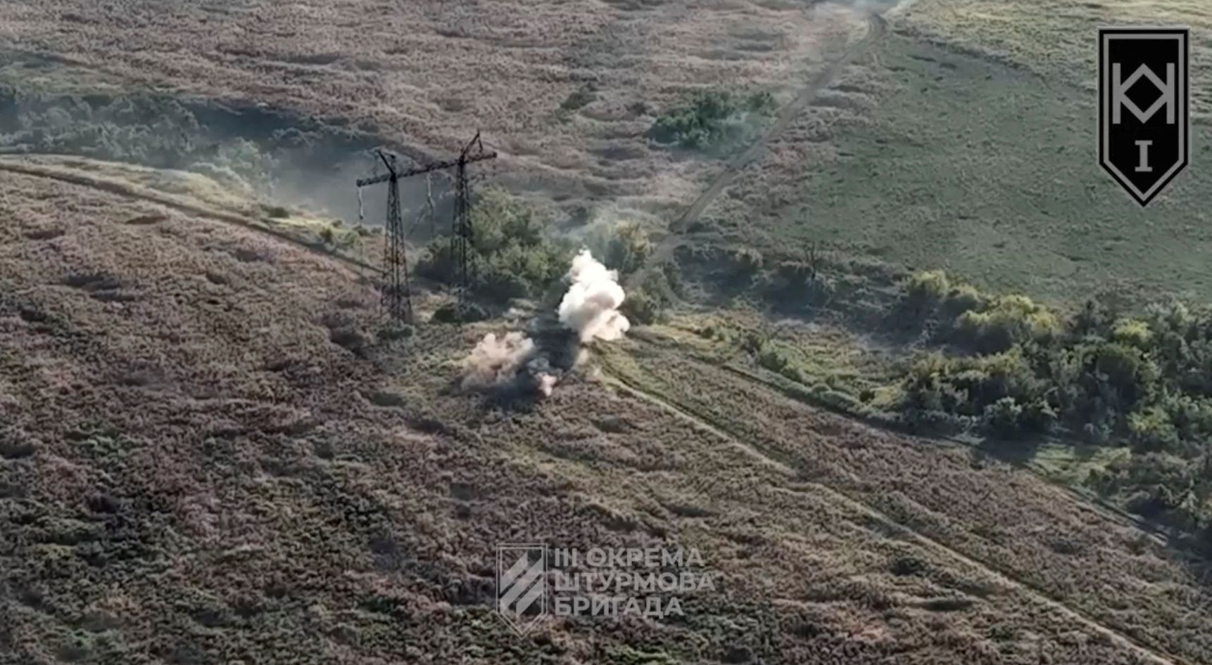 Ukrajinský dron zasáhl ruský obrněný vůz u Andrijivky. Snímek pořídla 3.samostatná útočná brigáda.