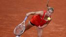 Slovenská tenistka Dominika Cibulková servíruje na Bělorusku Victorii Azarenkovou během osmifinálového utkání French Open 2012.