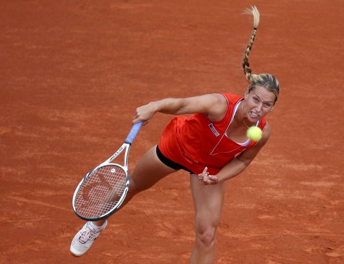 Slovenská tenistka Dominika Cibulková servíruje na Bělorusku Victorii Azarenkovou během osmifinálového utkání French Open 2012.