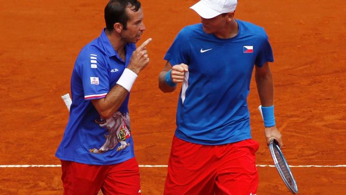 Radek Štěpánek (vlevo) a Tomáš Berdych se radují ze zisku "povinného" bodu ve čtyřhře
