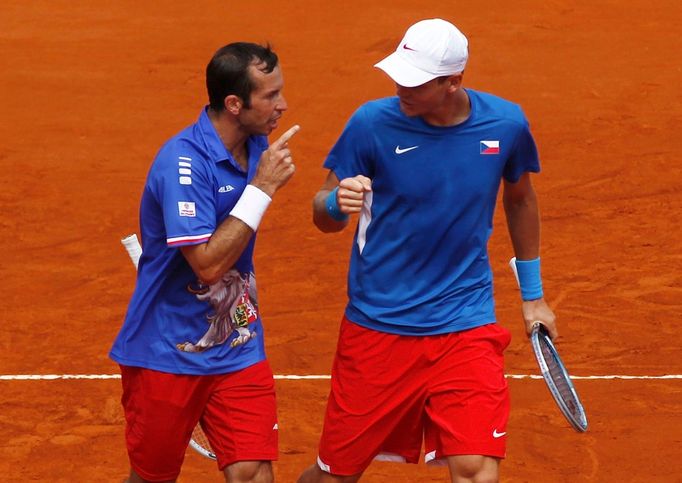 Čeští tenisté Tomáš Berdych a Radek Štěpánek ve čtyřhře semifinálového utkání Davis Cupu s Argentinci.