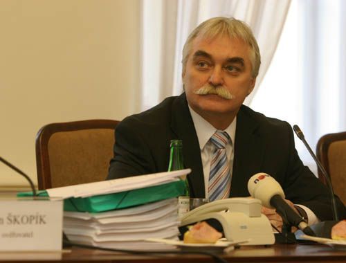 Ministr Milan Urban vypovídá před komisí v kauze Unipetrol