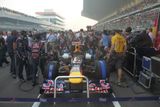 Red Bullu německého pilota Sebastiana Vettela na startovním roštu GP Indie.