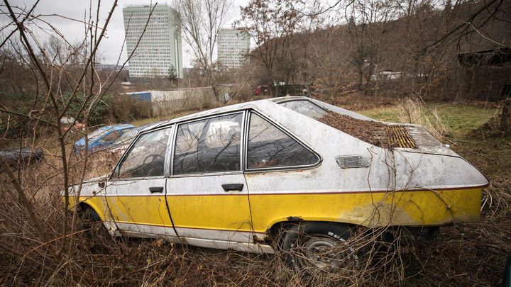 Příběh vraků Tater v Libni: Kolik aut mám, nevím, brzy je přestěhuji, říká majitel; Zdroj foto: Jakub Plíhal