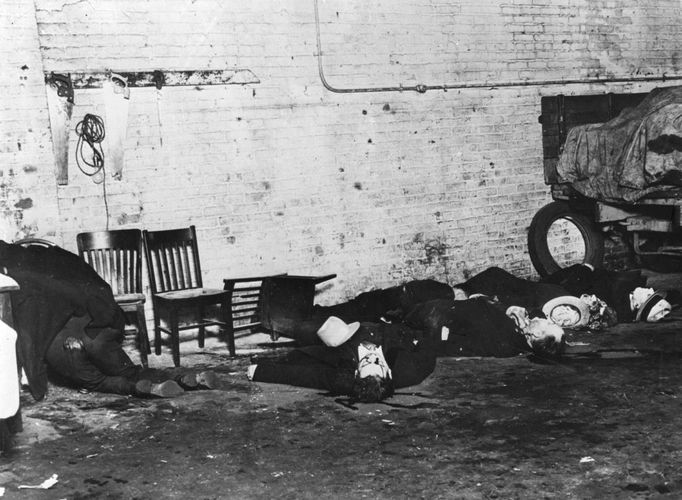 16Titulek: photograph Popis: Victims of the St Valentine's Day massacre, Lincoln Park, Chicago, USA, 14th February 1929. The St Valentine's Day Massacre was the culmination of a turf war between the rival crime gangs of Al Capone and George 'Bugs' Moran. Five members of Moran's gang were shot and killed, together with a gang 'follower' and a mechanic who worked for them, by gunmen disguised as police officers. Moran narrowly avoided being caught up in the shooting.