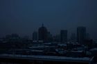 Současný Kyjev po setmění. Středeční masivní útok, při kterém Rusko vypálilo na Ukrajinu sedmdesát raket, v metropoli přerušil dodávky vody i elektřiny.