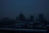 Současný Kyjev po setmění. Středeční masivní útok, při kterém Rusko vypálilo na Ukrajinu sedmdesát raket, v metropoli přerušil dodávky vody i elektřiny.