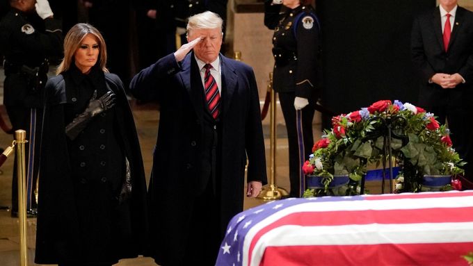 Salutující prezident Donald Trump u rakve George Bushe staršího.
