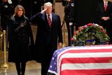 Donald Trump vzdal hold památce exprezidenta Bushe už v pondělí v Kapitolu.