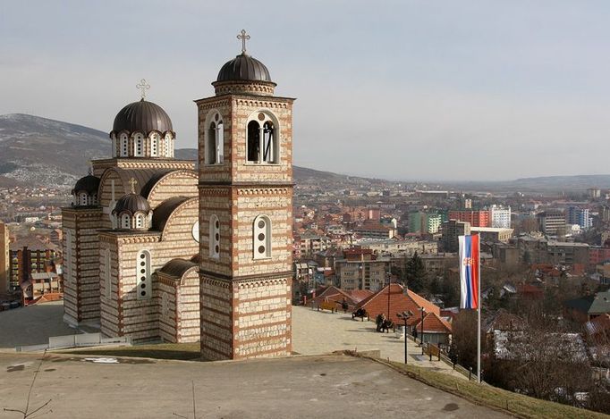 Na vyhlídce nad srbskou částí města stojí nový pravoslavný kostel.