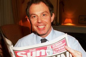 "Teflonový Tony" skoro všechno ustál, invazi do Iráku ne. Blair slaví sedmdesátku