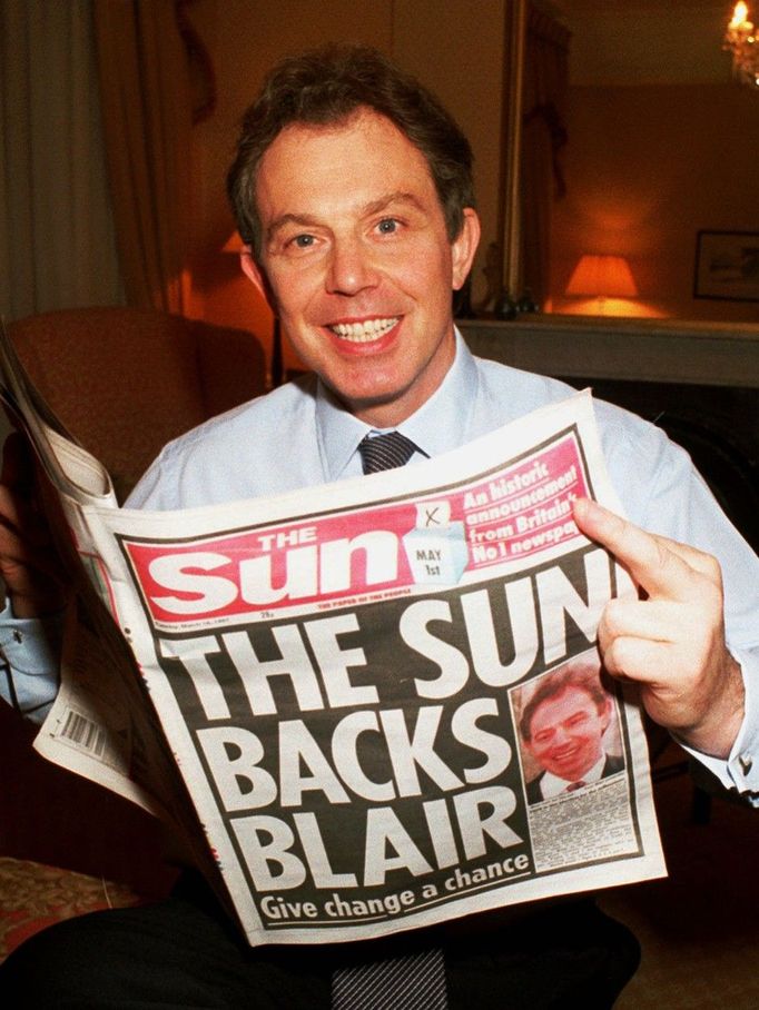 Tony Blair, předseda britské opoziční Labouristické strany, drží v úterý 18. března 1997 brzy ráno ve svém domě v Londýně výtisk novin Sun.