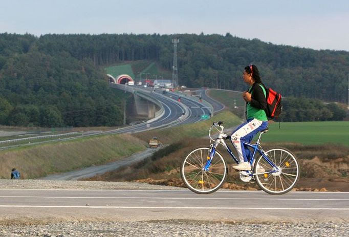 Nový úsek dálnice přestane patřit cyklistům, ovládnou jej auta a kamiony.